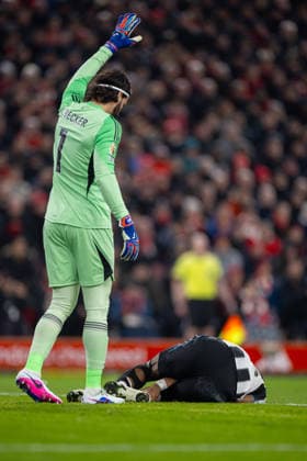 Football - FA Premier League - Liverpool FC v Newcastle United FC LIVERPOOL, ENGLAND - Saturday, January 31, 2026: Liverpool s goalkeeper Alisson Becker (L) requesting assistance for Newcastle United s Joe Willock during the FA Premier League match between Liverpool FC and Newcastle United FC at Anfield. (Photo by David Rawcliffe Propaganda) LIVERPOOL Anfield MERSEYSIDE ENGLAND  Copyright: xDavidxRawcliffex P2026-01-31-Liverpool_Newcastle-24