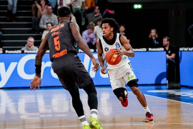 Deutschland: easyCredit BBL, Hauptrunde 2025 26, 18. Spieltag Veolia Towers Hamburg vs NINERS Chemnitz Inselpark Arena (Hamburg): Ross Williams (Veolia Towers Hamburg, 34), Corey Davis (NINERS Chemnitz, 5) Copyright: xStefanxTrochax