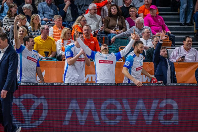 1. Basketball Bundesliga, easyCredit BBL, Saison 2025 2026, Herren, Hauptrunde, 18. Spieltag, 31.01.2026, RASTA Vechta - Frankfurt Skyliners Das Team der Frankfurt Skyliners zeigt Emotionen während der Partie Vechta RASTA Dome Niedersachsen Deutschland
