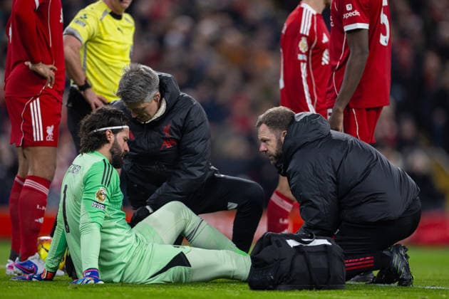 Football - FA Premier League - Liverpool FC v Newcastle United FC LIVERPOOL, ENGLAND - Saturday, January 31, 2026: Liverpool s goalkeeper Alisson Becker receives treatment during the FA Premier League match between Liverpool FC and Newcastle United FC at Anfield. (Photo by David Rawcliffe Propaganda) LIVERPOOL Anfield MERSEYSIDE ENGLAND  Copyright: xDavidxRawcliffex P2026-01-31-Liverpool_Newcastle-33