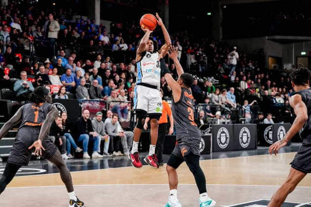 Deutschland: easyCredit BBL, Hauptrunde 2025 26, 18. Spieltag Veolia Towers Hamburg vs NINERS Chemnitz Inselpark Arena (Hamburg): Ross Williams (Veolia Towers Hamburg, 34), Eric Washington (NINERS Chemnitz, 33), Aher Uguak (NINERS Chemnitz, 1) Copyright: xStefanxTrochax