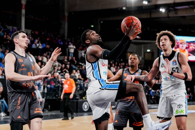 Deutschland: easyCredit BBL, Hauptrunde 2025 26, 18. Spieltag Veolia Towers Hamburg vs NINERS Chemnitz Inselpark Arena (Hamburg): Osaro Jürgen Rich (Veolia Towers Hamburg, 3), Zacharie Perrin (Veolia Towers Hamburg, 52), Eric Washington (NINERS Chemnitz, 33), Yordan Minchev (NINERS Chemnitz, 91) Copyright: xStefanxTrochax