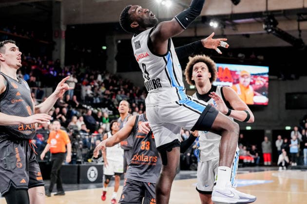 Deutschland: easyCredit BBL, Hauptrunde 2025 26, 18. Spieltag Veolia Towers Hamburg vs NINERS Chemnitz Inselpark Arena (Hamburg): Osaro Jürgen Rich (Veolia Towers Hamburg, 3), Zacharie Perrin (Veolia Towers Hamburg, 52), Eric Washington (NINERS Chemnitz, 33), Kevin Yebo (NINERS Chemnitz, 0), Yordan Minchev (NINERS Chemnitz, 91) Copyright: xStefanxTrochax