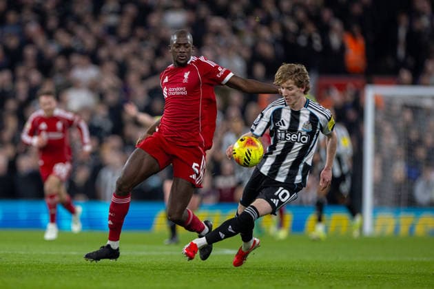 Football - FA Premier League - Liverpool FC v Newcastle United FC LIVERPOOL, ENGLAND - Saturday, January 31, 2026: Liverpool s Ibrahima KonatÃ (L) challenges Newcastle United s Anthony Gordon during the FA Premier League match between Liverpool FC and Newcastle United FC at Anfield. (Photo by David Rawcliffe Propaganda) LIVERPOOL Anfield MERSEYSIDE ENGLAND  Copyright: xDavidxRawcliffex P2026-01-31-Liverpool_Newcastle-40