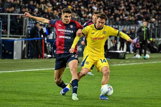 Adam Obert of Cagliari Calcio, Pol Lirola of Hellas Verona during Cagliari Calcio vs Hellas Verona FC, Italian soccer Serie A match in Cagliari, Italy, January 31 2026  Copyright: xLuigixCanu IPAxSportx xipa-agency.netx xx IPA_70809686 IPA_Agency_IPA70809686