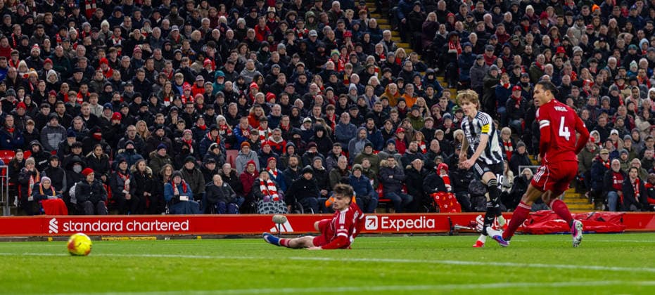 Football - FA Premier League - Liverpool FC v Newcastle United FC LIVERPOOL, ENGLAND - Saturday, January 31, 2026: Newcastle United s Anthony Gordon scores the first goal during the FA Premier League match between Liverpool FC and Newcastle United FC at Anfield. (Photo by David Rawcliffe Propaganda) LIVERPOOL Anfield MERSEYSIDE ENGLAND  Copyright: xDavidxRawcliffex P2026-01-31-Liverpool_Newcastle-50
