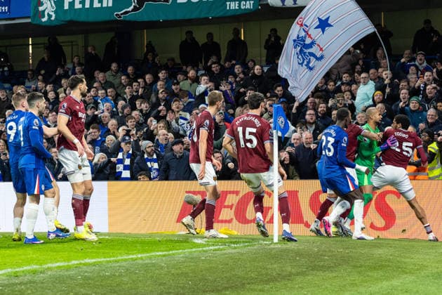 Chelsea v West Ham United, Premier League West Ham United defender Jean-Clair Todibo (25) clashes with Chelsea goalkeeper Robert Sanchez (1) which started a brawl with the two teams during the Premier League match between Chelsea and West Ham United at Stamford Bridge, London, UK on 31 January 2026. London Stamford Bridge Greater London UK Editorial use only DataCo restrictions apply See www.football-dataco.com , Copyright: xToyinxOshodix PSI-23659-0068