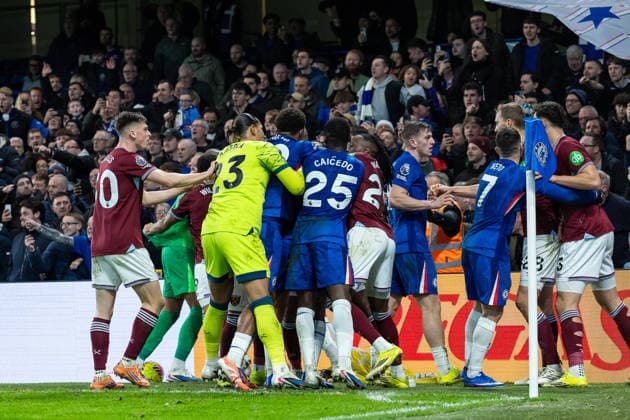 Chelsea v West Ham United, Premier League West Ham United defender Jean-Clair Todibo (25) clashes with Chelsea goalkeeper Robert Sanchez (1) which started a brawl with the two teams during the Premier League match between Chelsea and West Ham United at Stamford Bridge, London, UK on 31 January 2026. London Stamford Bridge Greater London UK Editorial use only DataCo restrictions apply See www.football-dataco.com , Copyright: xToyinxOshodix PSI-23659-0076