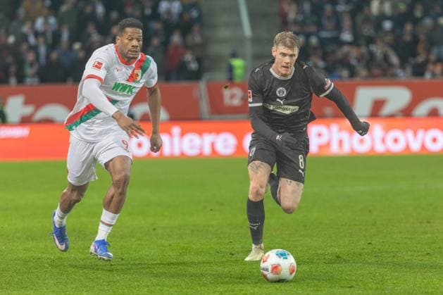 Samuel Essende (FC Augsburg) und Eric Smith (FC St. Pauli) v-l im Zweikampf, FC Augsburg vs. FC St. Pauli Fussball, 1. Bundesliga, 20. Spieltag, 31.01.2026 DFB regulations prohibit any use of photographs as image sequences and or quasi-video