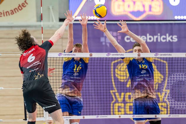 1.Volleyball Bundesliga -Saison 2025 2026 Cerebricks Volley Goats Mitteldeutschland vs.Barock Volleys MTV Ludwigsburg Halle, Deutschland 31. Januar 2026: Im Bild:v.li.Ben-Simon Bonin (Ludwigsburg), Paul Stommel (Bitterfeld) und Dax Tompkins (Bitterfeld) Halle Saale swh.Arena Sachsen-Anhalt Deutschland