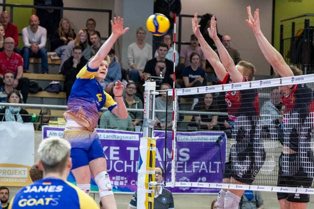 1.Volleyball Bundesliga -Saison 2025 2026 Cerebricks Volley Goats Mitteldeutschland vs.Barock Volleys MTV Ludwigsburg Halle, Deutschland 31. Januar 2026: Im Bild:v.li.Tom Borchert (Bitterfeld), Tomi Saarinen (Ludwigsburg) und Ben-Simon Bonin (Ludwigsburg) Halle Saale swh.Arena Sachsen-Anhalt Deutschland