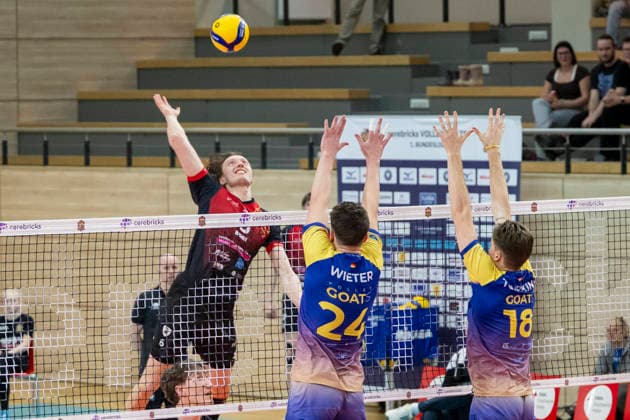1.Volleyball Bundesliga -Saison 2025 2026 Cerebricks Volley Goats Mitteldeutschland vs.Barock Volleys MTV Ludwigsburg Halle, Deutschland 31. Januar 2026: Im Bild:v.li.Ben-Simon Bonin (Ludwigsburg), Clay Wieter (Bitterfeld) und Dax Tompkins (Bitterfeld) Halle Saale swh.Arena Sachsen-Anhalt Deutschland