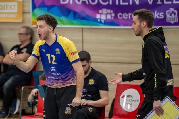 1.Volleyball Bundesliga -Saison 2025 2026 Cerebricks Volley Goats Mitteldeutschland vs.Barock Volleys MTV Ludwigsburg Halle, Deutschland 31. Januar 2026: Im Bild:v.li.Paul Klimm (Bitterfeld) und Trainer Lukas Thielemann (Bitterfeld) Halle Saale swh.Arena Sachsen-Anhalt Deutschland