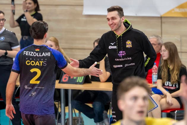1.Volleyball Bundesliga -Saison 2025 2026 Cerebricks Volley Goats Mitteldeutschland vs.Barock Volleys MTV Ludwigsburg Halle, Deutschland 31. Januar 2026: Im Bild:v.li.Arshia Feizollahi (Bitterfeld) und Trainer Lukas Thielemann (Bitterfeld) lachend, laechelnd, gut gelaunt, grinst, grinsend, Halle Saale swh.Arena Sachsen-Anhalt Deutschland