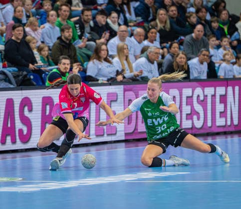 Handball I Frauen I Saison 2025-2026 I 1. HBF I 15. Spieltag I VFL Oldenburg - SV Union Halle-Neustadt I 31.01.2026 Kampf um den Ball E. Molenaar (7, SV Union Halle-Neustadt) und Jenny Behrend (30, VfL Oldenburg) Oldenburg Kleine EWE-Arena Niedersachsen Deutschland Copyright: xLobeca JonasxBoningx