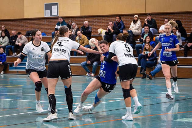 31.01.2026, xovx, Handball Frauen Handball Oberliga Mitte, HSG Lumdatal - HSG Linden v.l. Milena Stuppy (HSG Linden), Lilli Allendörfer (HSG Linden), Lea Bulling (HSG Lumdatal), Nina Luh (HSG Linden), Nina Hasenkamp (HSG Lumdatal) Rabenau-Londorf Lumdatalhalle Hessen Deutschland (DE)