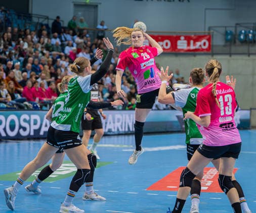 Handball I Frauen I Saison 2025-2026 I 1. HBF I 15. Spieltag I VFL Oldenburg - SV Union Halle-Neustadt I 31.01.2026 Cara Reuthal (26, SV Union Halle-Neustadt) über die Abwehr Oldenburg Kleine EWE-Arena Niedersachsen Deutschland Copyright: xLobeca JonasxBoningx