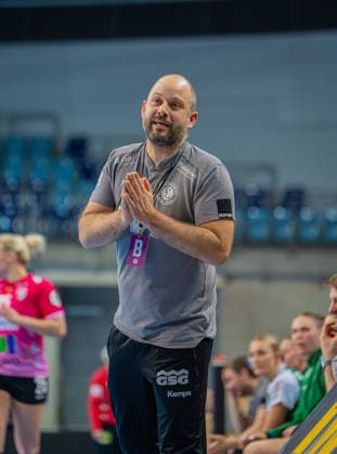 Handball I Frauen I Saison 2025-2026 I 1. HBF I 15. Spieltag I VFL Oldenburg - SV Union Halle-Neustadt I 31.01.2026 Niels Bötel (VfL Oldenburg) Oldenburg Kleine EWE-Arena Niedersachsen Deutschland Copyright: xLobeca JonasxBoningx