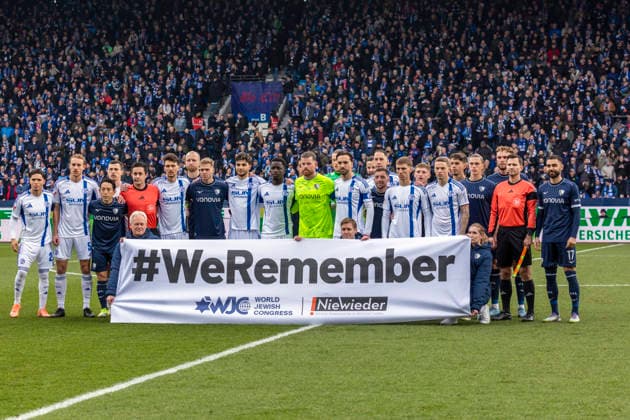 Initiative NIE WIEDER zur Erinnerung an den Holocaust mit dem Voelkermord an Millionen von Juden, beide Mannschaften praesentieren das Spruchband, Fussball, 2. Bundesliga, 2025 2026, 31.01.2026, Vonovia Ruhrstadion, VfL Bochum vs. FC Schalke 04 2-0 Sport, Fussball, 2. Bundesliga, 2025 2026, VfL Bochum vs. FC Schalke 04 2-0, 31.01.2026, Vonovia Ruhrstadion, Initiative NIE WIEDER zur Erinnerung an den Holocaust mit dem Voelkermord an Millionen von Juden, beide Mannschaften praesentieren das Spruchband, DFL REGULATIONS PROHIBIT ANY USE OF PHOTOGRAPHS AS IMAGE SEQUENCES AND OR QUASI-VIDEO, sports, football, German second league, 2025 2026, VfL Bochum vs. FC Schalke 04 2-0, 31.01.2026, Vonovia Ruhr Stadium, Project NEVER AGAIN in memory of the holocaust with millions of Jewish victims, both teams present the banner, DFL REGULATIONS PROHIBIT ANY USE OF PHOTOGRAPHS AS IMAGE SEQUENCES AND OR QUASI-VIDEO