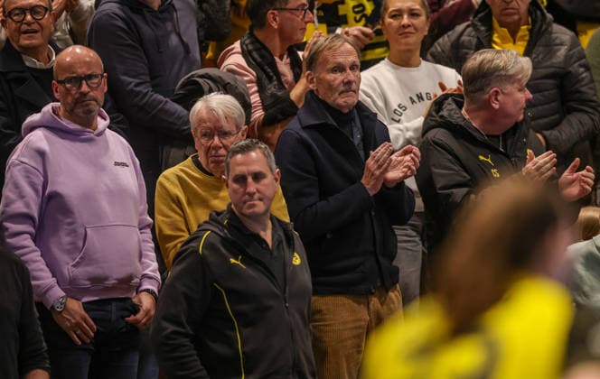 GER, Dortmund, Borussia Dortmund vs HSG Bensheim Auerbach Flames, Alsco Handball Bundesliga Frauen, Handball, DHB, Spielzeit 2025 2026, Sporthalle Wellinghofen, 15. Spieltag im Bild: Hans Joachim Akki Watzke beim BVB Handball, mit Reinhard Rauball DFB DFL REGULATIONS PROHIBIT ANY USE OF PHOTOGRAPHS AS IMAGE SEQUENCES AND OR QUASI-VIDEO, 31.01.2026 Copyright: HMBxMedia HendrikxHamelau
