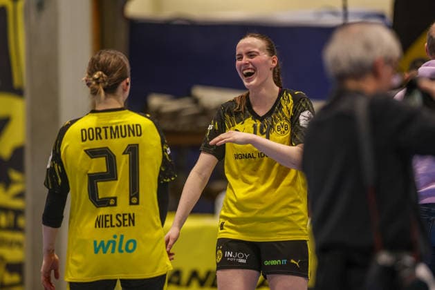 GER, Dortmund, Borussia Dortmund vs HSG Bensheim Auerbach Flames, Alsco Handball Bundesliga Frauen, Handball, DHB, Spielzeit 2025 2026, Sporthalle Wellinghofen, 15. Spieltag im Bild v.l.: Kaja Kampf Nielsen (Borussia Dortmund 21), Alieke van Maurik (Borussia Dortmund Handball 14), Freude und Emotionen nach dem Sieg, Jubel, DFB DFL REGULATIONS PROHIBIT ANY USE OF PHOTOGRAPHS AS IMAGE SEQUENCES AND OR QUASI-VIDEO, 31.01.2026 Copyright: HMBxMedia HendrikxHamelau