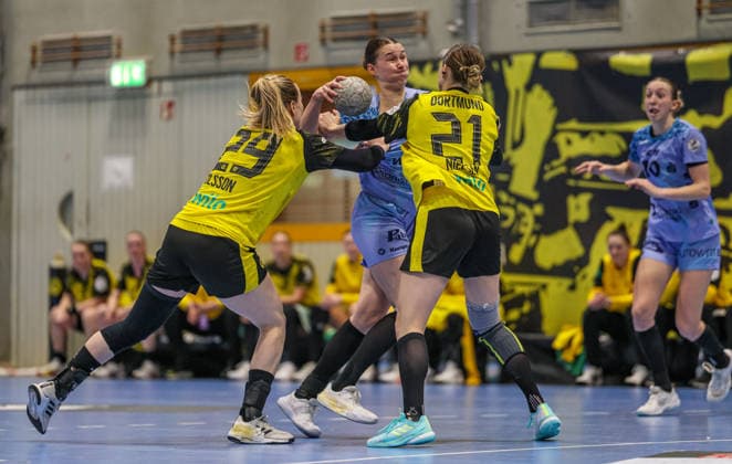 GER, Dortmund, Borussia Dortmund vs HSG Bensheim Auerbach Flames, Alsco Handball Bundesliga Frauen, Handball, DHB, Spielzeit 2025 2026, Sporthalle Wellinghofen, 15. Spieltag im Bild v.l.: Emma Olsson (Borussia Dortmund 29d), Lena Degenhardt (HSG Bensheim Auerbach Flames Frauen 8) DFB DFL REGULATIONS PROHIBIT ANY USE OF PHOTOGRAPHS AS IMAGE SEQUENCES AND OR QUASI-VIDEO, 31.01.2026 Copyright: HMBxMedia HendrikxHamelau