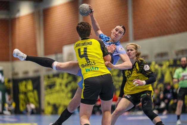 GER, Dortmund, Borussia Dortmund vs HSG Bensheim Auerbach Flames, Alsco Handball Bundesliga Frauen, Handball, DHB, Spielzeit 2025 2026, Sporthalle Wellinghofen, 15. Spieltag im Bild v.l.: Alina Grijseels (Borussia Dortmund Handball 4) stoppt Lena Degenhardt (HSG Bensheim Auerbach Flames Frauen 8) DFB DFL REGULATIONS PROHIBIT ANY USE OF PHOTOGRAPHS AS IMAGE SEQUENCES AND OR QUASI-VIDEO, 31.01.2026 Copyright: HMBxMedia HendrikxHamelau