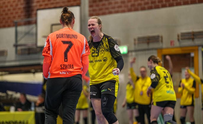 GER, Dortmund, Borussia Dortmund vs HSG Bensheim Auerbach Flames, Alsco Handball Bundesliga Frauen, Handball, DHB, Spielzeit 2025 2026, Sporthalle Wellinghofen, 15. Spieltag im Bild v.l.: Melinda Szikora (Borussia Dortmund Handball 7), Emma Olsson (Borussia Dortmund 29d), Jubel und Emotionen DFB DFL REGULATIONS PROHIBIT ANY USE OF PHOTOGRAPHS AS IMAGE SEQUENCES AND OR QUASI-VIDEO, 31.01.2026 Copyright: HMBxMedia HendrikxHamelau