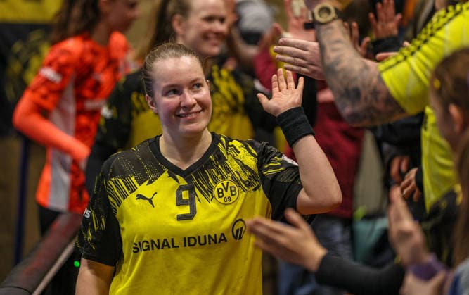 GER, Dortmund, Borussia Dortmund vs HSG Bensheim Auerbach Flames, Alsco Handball Bundesliga Frauen, Handball, DHB, Spielzeit 2025 2026, Sporthalle Wellinghofen, 15. Spieltag im Bild: Lisa Antl (Borussia Dortmund Handball 9), Freude und Emotionen nach dem Sieg, Jubel, Fans DFB DFL REGULATIONS PROHIBIT ANY USE OF PHOTOGRAPHS AS IMAGE SEQUENCES AND OR QUASI-VIDEO, 31.01.2026 Copyright: HMBxMedia HendrikxHamelau
