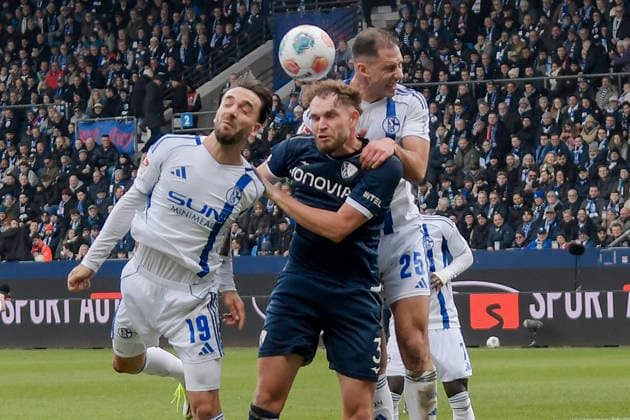Kopfball Kopfballduell Kenan Karaman (Schalke 19) Philipp Strompf (Bochum 3) Nikola Katic (Schalke 25) 31.01.2026 Fussball VfL Bochum vs FC Schalke 04, Vonovia Ruhrstadion, Bochum, DFB DFL REGULATIONS PROHIBIT ANY USE OF PHOTOGRAPHS AS IMAGE SEQUENCES AND OR QUASI-VIDEO
