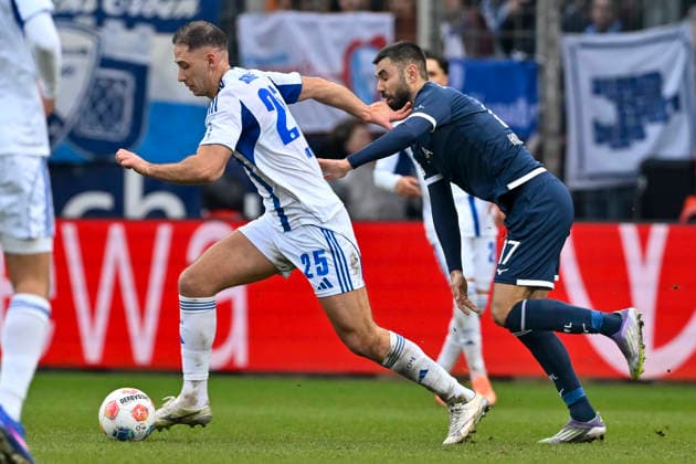 v. li. im Zweikampf Nikola Katic (Schalke 25) Gerrit Holtmann (Bochum 17) 31.01.2026 Fussball VfL Bochum vs FC Schalke 04, Vonovia Ruhrstadion, Bochum, DFB DFL REGULATIONS PROHIBIT ANY USE OF PHOTOGRAPHS AS IMAGE SEQUENCES AND OR QUASI-VIDEO