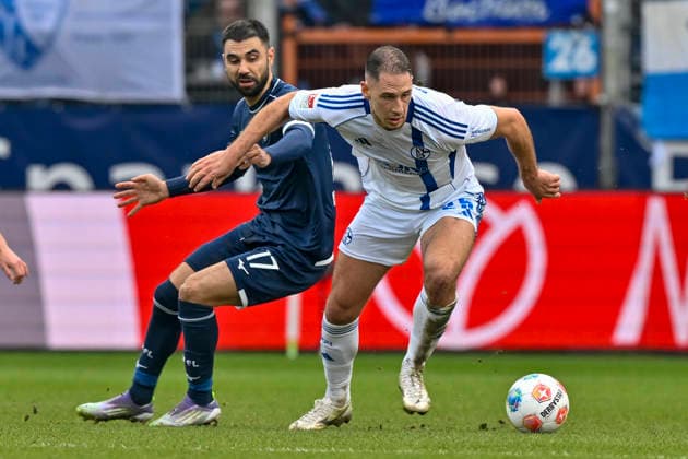 v. li. im Zweikampf Gerrit Holtmann (Bochum 17) Nikola Katic (Schalke 25) 31.01.2026 Fussball VfL Bochum vs FC Schalke 04, Vonovia Ruhrstadion, Bochum, DFB DFL REGULATIONS PROHIBIT ANY USE OF PHOTOGRAPHS AS IMAGE SEQUENCES AND OR QUASI-VIDEO