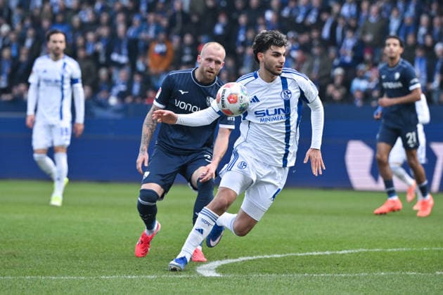 Mertcan Ayhan (Schalke 04), Philipp Hofmann (VfL Bochum), v.re. 31.01.2026, Fussball 2. Bundesliga, Saison 2025 2026, 20. Spieltag, VfL Bochum - FC Schalke 04 2:0 DFL regulations prohibit any use of photographs as image sequences and or quasi-video Bochum Vonovia Ruhrstadion Nordrhein Westfalen Deutschland