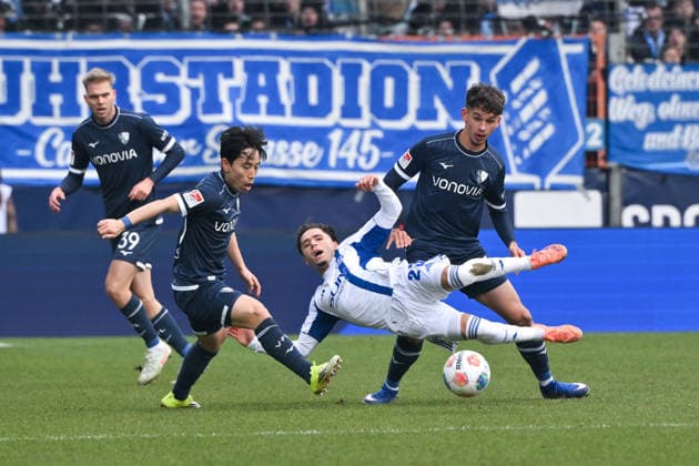 Koji Miyoshi (VfL Bochum), Soufiane El-Faouzi (Schalke 04), Cajetan Lenz (VfL Bochum) 31.01.2026, Fussball 2. Bundesliga, Saison 2025 2026, 20. Spieltag, VfL Bochum - FC Schalke 04 2:0 DFL regulations prohibit any use of photographs as image sequences and or quasi-video Bochum Vonovia Ruhrstadion Nordrhein Westfalen Deutschland