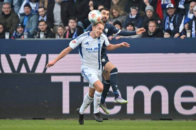 Timo Becker (FC Schalke 04), Gerrit Holtmann (VfL Bochum), v.li. 31.01.2026, Fussball 2. Bundesliga, Saison 2025 2026, 20. Spieltag, VfL Bochum - FC Schalke 04 2:0 DFL regulations prohibit any use of photographs as image sequences and or quasi-video Bochum Vonovia Ruhrstadion Nordrhein Westfalen Deutschland