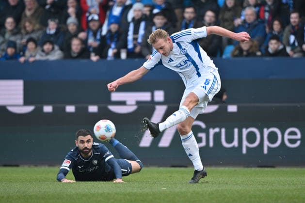 Timo Becker (FC Schalke 04), Gerrit Holtmann (VfL Bochum), v.re. 31.01.2026, Fussball 2. Bundesliga, Saison 2025 2026, 20. Spieltag, VfL Bochum - FC Schalke 04 2:0 DFL regulations prohibit any use of photographs as image sequences and or quasi-video Bochum Vonovia Ruhrstadion Nordrhein Westfalen Deutschland