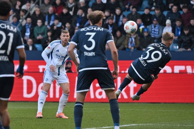 Leandro Morgalla (VfL Bochum), re., blockt den Schuss von Edin Dzeko (FC Schalke 04) 31.01.2026, Fussball 2. Bundesliga, Saison 2025 2026, 20. Spieltag, VfL Bochum - FC Schalke 04 2:0 DFL regulations prohibit any use of photographs as image sequences and or quasi-video Bochum Vonovia Ruhrstadion Nordrhein Westfalen Deutschland