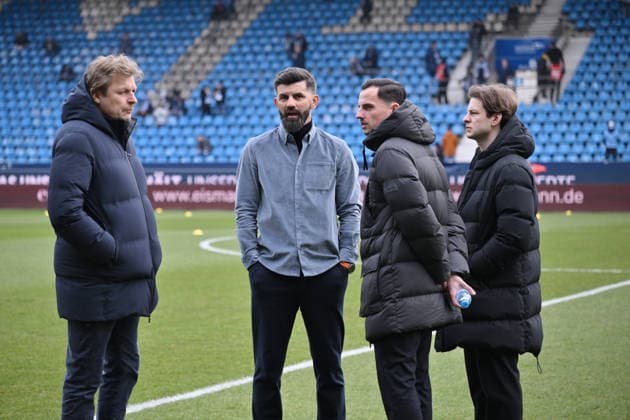 Youri Mulder (Direktor Profifussball FC Schalke 04), Trainer Miron Muslic (FC Schalke 04), Maximilian Lüftl (Leiter Scouting FC Schalke 04), Lorenz Kutscha-Lissberg (Technischer Leiter Schalke 04) 31.01.2026, Fussball 2. Bundesliga, Saison 2025 2026, 20. Spieltag, VfL Bochum - FC Schalke 04 2:0 DFL regulations prohibit any use of photographs as image sequences and or quasi-video Bochum Vonovia Ruhrstadion Nordrhein Westfalen Deutschland