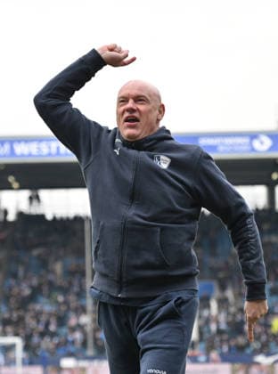 Trainer Uwe Rösler (VfL Bochum) feuert vor dem Spiel die eigenen Fans an 31.01.2026, Fussball 2. Bundesliga, Saison 2025 2026, 20. Spieltag, VfL Bochum - FC Schalke 04 2:0 DFL regulations prohibit any use of photographs as image sequences and or quasi-video Bochum Vonovia Ruhrstadion Nordrhein Westfalen Deutschland