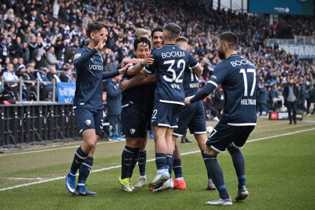 Jubel 1:0 Koji Miyoshi (VfL Bochum), 2. v.li., wird gefeiert, rechts Gerrit Holtmann (VfL Bochum) 31.01.2026, Fussball 2. Bundesliga, Saison 2025 2026, 20. Spieltag, VfL Bochum - FC Schalke 04 2:0 DFL regulations prohibit any use of photographs as image sequences and or quasi-video Bochum Vonovia Ruhrstadion Nordrhein Westfalen Deutschland