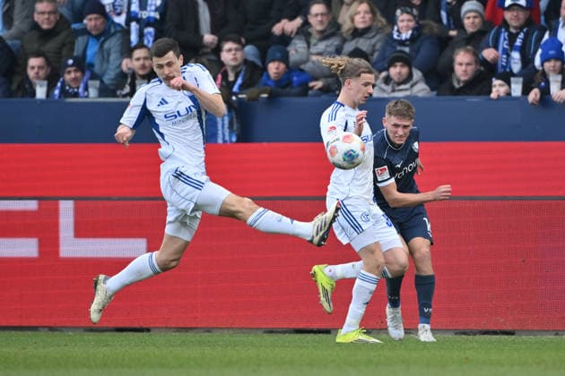 Ron Schallenberg (FC Schalke 04), Mika Wallentowitz (FC Schalke 04), Callum Marshall (VfL Bochum), v.li. 31.01.2026, Fussball 2. Bundesliga, Saison 2025 2026, 20. Spieltag, VfL Bochum - FC Schalke 04 2:0 DFL regulations prohibit any use of photographs as image sequences and or quasi-video Bochum Vonovia Ruhrstadion Nordrhein Westfalen Deutschland
