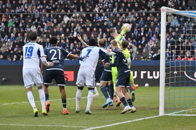 Das Tor von Nikola Katic (FC Schalke 04), mi., wird wegen Behinderung gegen Torwart Timo Horn (VfL Bochum) nicht anerkannt 31.01.2026, Fussball 2. Bundesliga, Saison 2025 2026, 20. Spieltag, VfL Bochum - FC Schalke 04 2:0 DFL regulations prohibit any use of photographs as image sequences and or quasi-video Bochum Vonovia Ruhrstadion Nordrhein Westfalen Deutschland