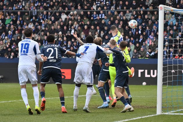Das Tor von Nikola Katic (FC Schalke 04), mi., wird wegen Behinderung gegen Torwart Timo Horn (VfL Bochum) nicht anerkannt 31.01.2026, Fussball 2. Bundesliga, Saison 2025 2026, 20. Spieltag, VfL Bochum - FC Schalke 04 2:0 DFL regulations prohibit any use of photographs as image sequences and or quasi-video Bochum Vonovia Ruhrstadion Nordrhein Westfalen Deutschland