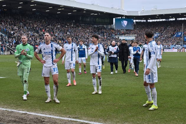 Schalkes Spieler nach der Niederlage, v.li., Torwart Loris Karius (Schalke 04), Nikola Katic (FC Schalke 04), Edin Dzeko (FC Schalke 04), Dejan Ljubicic (FC Schalke 04), Trainer Miron Muslic (FC Schalke 04), Kenan Karaman (FC Schalke 04) 31.01.2026, Fussball 2. Bundesliga, Saison 2025 2026, 20. Spieltag, VfL Bochum - FC Schalke 04 2:0 DFL regulations prohibit any use of photographs as image sequences and or quasi-video Bochum Vonovia Ruhrstadion Nordrhein Westfalen Deutschland