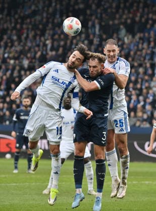 Kenan Karaman (FC Schalke 04), Philipp Strompf (VfL Bochum), Nikola Katic (FC Schalke 04), v.li. 31.01.2026, Fussball 2. Bundesliga, Saison 2025 2026, 20. Spieltag, VfL Bochum - FC Schalke 04 2:0 DFL regulations prohibit any use of photographs as image sequences and or quasi-video Bochum Vonovia Ruhrstadion Nordrhein Westfalen Deutschland