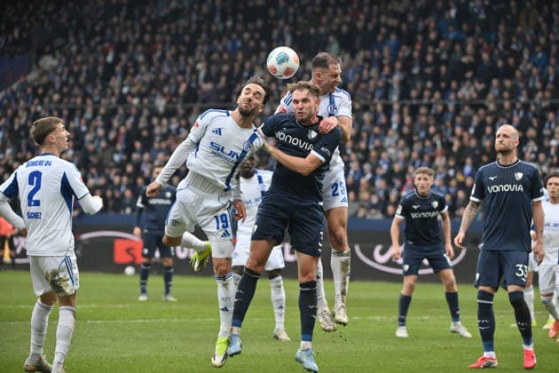 Kenan Karaman (FC Schalke 04), Philipp Strompf (VfL Bochum), Nikola Katic (FC Schalke 04), v.li. 31.01.2026, Fussball 2. Bundesliga, Saison 2025 2026, 20. Spieltag, VfL Bochum - FC Schalke 04 2:0 DFL regulations prohibit any use of photographs as image sequences and or quasi-video Bochum Vonovia Ruhrstadion Nordrhein Westfalen Deutschland