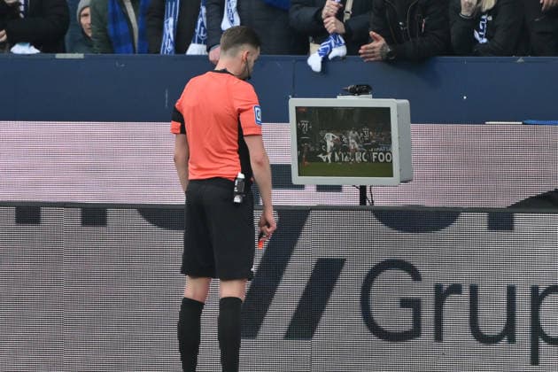 Schiedsrichter Michael Bacher am Monitor 31.01.2026, Fussball 2. Bundesliga, Saison 2025 2026, 20. Spieltag, VfL Bochum - FC Schalke 04 2:0 DFL regulations prohibit any use of photographs as image sequences and or quasi-video Bochum Vonovia Ruhrstadion Nordrhein Westfalen Deutschland