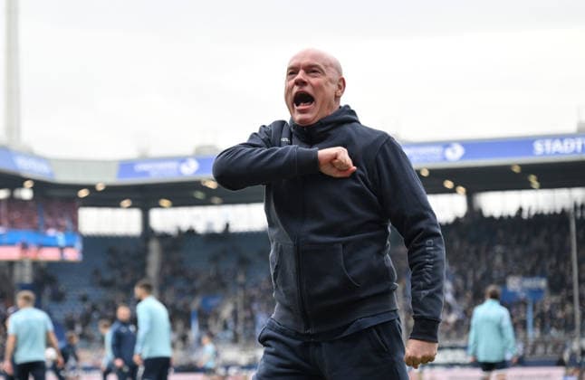 Trainer Uwe Rösler (VfL Bochum) feuert vor dem Spiel die eigenen Fans an 31.01.2026, Fussball 2. Bundesliga, Saison 2025 2026, 20. Spieltag, VfL Bochum - FC Schalke 04 2:0 DFL regulations prohibit any use of photographs as image sequences and or quasi-video Bochum Vonovia Ruhrstadion Nordrhein Westfalen Deutschland