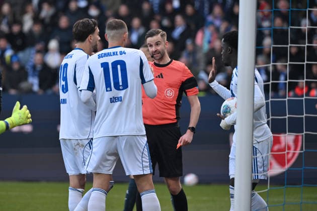 Kenan Karaman (FC Schalke 04), Edin Dzeko (FC Schalke 04), Schiedsrichter Michael Bacher, Christian Gomis (FC Schalke 04), v.li. 31.01.2026, Fussball 2. Bundesliga, Saison 2025 2026, 20. Spieltag, VfL Bochum - FC Schalke 04 2:0 DFL regulations prohibit any use of photographs as image sequences and or quasi-video Bochum Vonovia Ruhrstadion Nordrhein Westfalen Deutschland