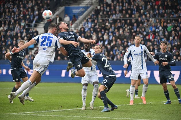 Nikola Katic (FC Schalke 04), Maximilian Wittek (VfL Bochum), Christian Gomis (FC Schalke 04), Noah Loosli (VfL Bochum), v.li. 31.01.2026, Fussball 2. Bundesliga, Saison 2025 2026, 20. Spieltag, VfL Bochum - FC Schalke 04 2:0 DFL regulations prohibit any use of photographs as image sequences and or quasi-video Bochum Vonovia Ruhrstadion Nordrhein Westfalen Deutschland